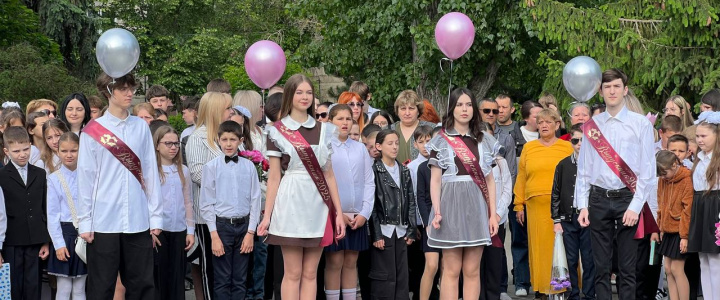 Глава госадминистрации принял участие в последнем звонке в школе №9