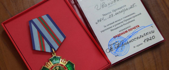 Глава города совместно с генеральным директором Молдавского металлургического завода поздравил с юбилеем начальника производственного отдела ОАО «ММЗ» Игоря Ивановича Гункина