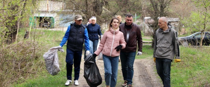 Глава и коллектив госадминистрации вышли на субботник