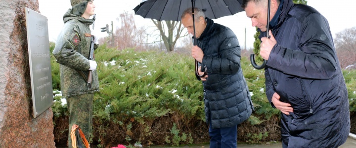 День города: литургия, поднятие флагов и возложение цветов