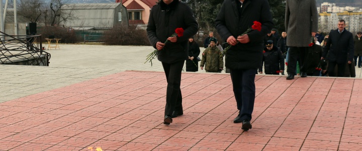 Рыбничане возложили цветы на мемориальном комплексе