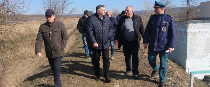Глава района проверил состояние дамб Глава района проверил состояние дамб