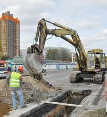 На автодороге по улице Вальченко строят ливневую канализацию.