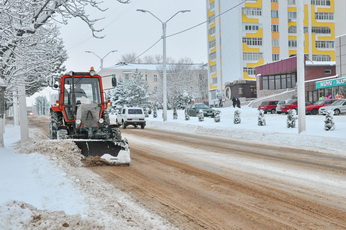 В Рыбнице и Рыбницком районе активно ведется работа по расчистке дорог и улиц от снега.