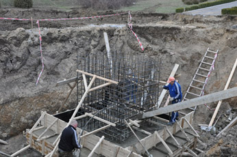 Строительство памятника: продолжаются работы по подготовке фундамента