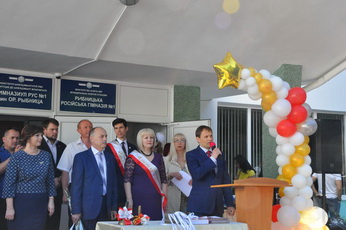 Вячеслав Фролов поздравил с окончанием учебного года учеников рыбницкой гимназии №1