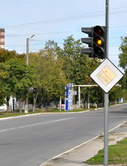 На двух перекрёстках городских улиц установлены светофорные объекты