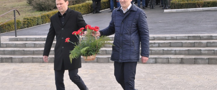 Глава госадминистрации возложил цветы к Мемориалу Славы