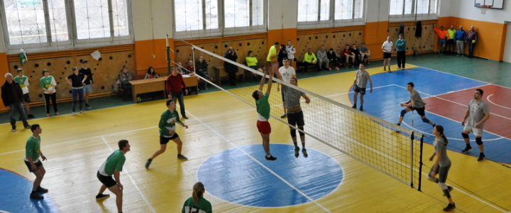 Вячеслав Фролов поприветствовал участников турнира по волейболу на Кубок главы госадминистрации