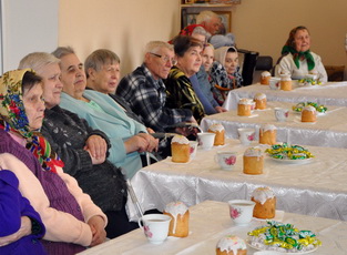 Подопечных дома для одиноких престарелых и инвалидов поздравили с праздником Светлой пасхи