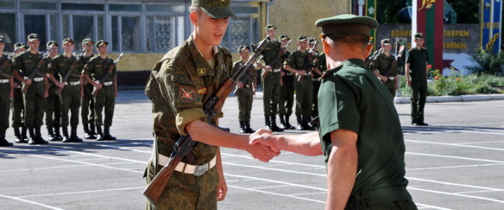 Глава госадминистрации поздравил солдат с принятием присяги