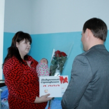 Вячеслав Фролов посетил семьи, в которых в праздничные дни появились новорожденные (2)