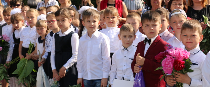 Вячеслав Фролов поздравил учащихся попенкских школ с праздником Последнего звонка