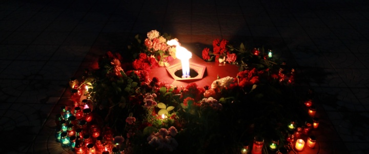 Война – печальней слова нет. Рыбничане зажгли свечи в знак вечной памяти павших