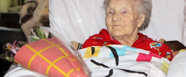 Глава города поздравил долгожительницу со 100-летием