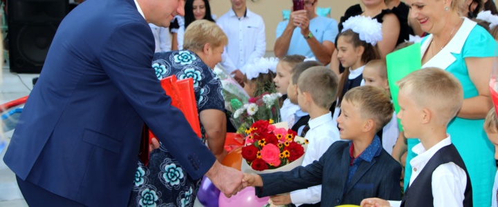 Виктор Тягай поздравил школьников с Днём знаний