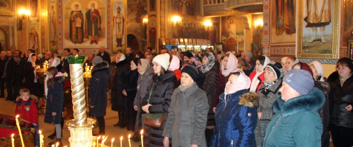 В Рождественскую ночь сотни рыбничан посетили собор Архангела Михаила