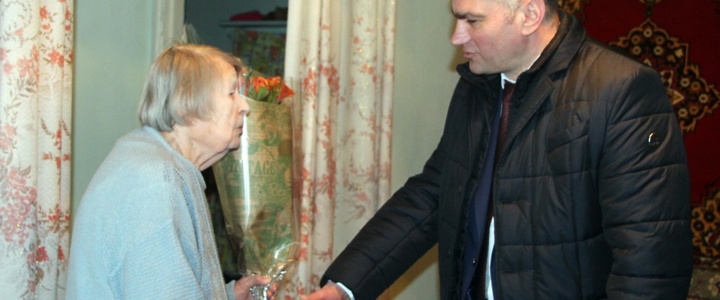 Виктор Тягай поздравил рыбничанку Агнию Зубову с юбилеем