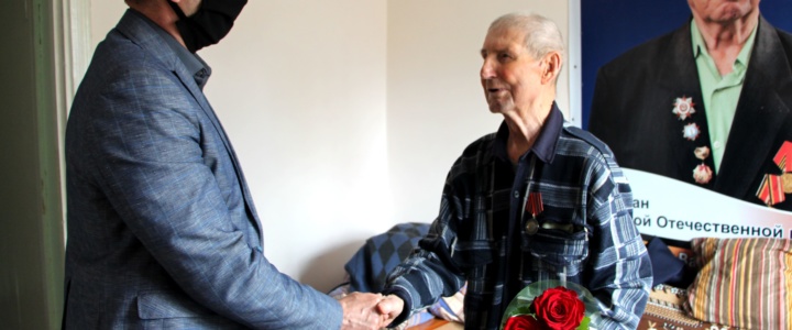Ветеранам Великой Отечественной войны вручают медали, посвященные юбилею Победы
