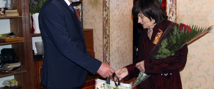 Виктор Тягай поздравил с юбилеем рыбничанку, которая родилась 9 мая 1945 года
