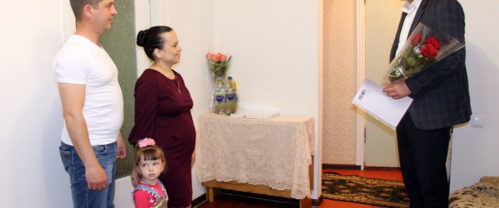 Глава госадминистрации поздравил семьи, в которых 9 мая родились малыши