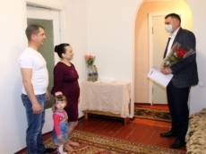 Глава госадминистрации поздравил семьи, в которых 9 мая родились малыши