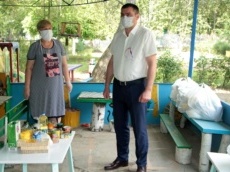 Виктор Тягай проинспектировал выдачу продуктовых наборов и дезинфекцию игровых площадок Виктор Тягай проинспектировал выдачу продуктовых наборов и дезинфекцию игровых площадок