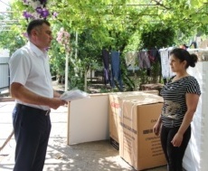 Пострадавшие жители с. Красненькое получают материальную помощь Пострадавшие жители с. Красненькое получают материальную помощь