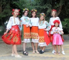 В День семьи, любви и верности в Рыбнице прошла акция «Ромашка-символ любви»