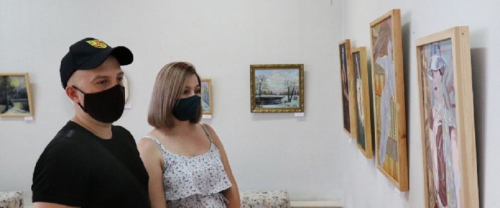 В Рыбницкой картинной галерее проходит выставка «Я дарю вам свой мир!» художницы Лилии Мининой