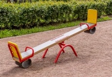 Две рыбничанки распилили детские качели Две рыбничанки распилили детские качели