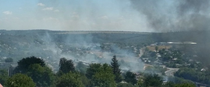 Возгорание сухой травы в Рыбнице ликвидируют четыре пожарных расчета