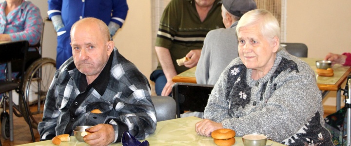 Постояльцев дома престарелых поздравили с Днём пожилых людей