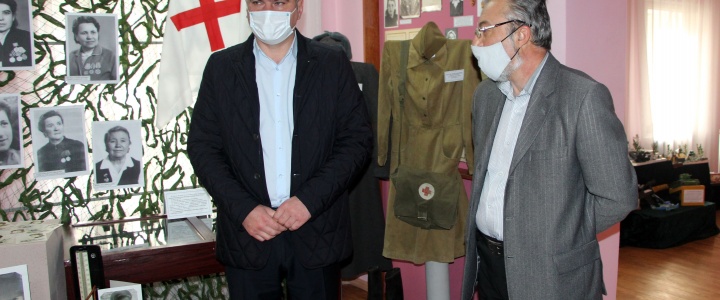 Глава госадминистрации посетил выставку, посвященную подвигу медицинских работников в годы войны
