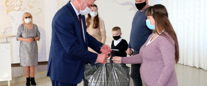 Родители новорожденных рыбничан получили подарки от Президента
