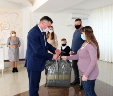 Родители новорожденных рыбничан получили подарки от Президента