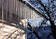 Меры безопасности при сходе снега и падении сосулек с крыш зданий