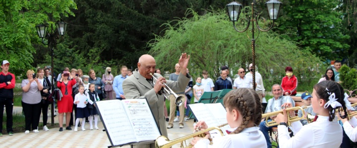 Детский духовой оркестр выступил в городском парке