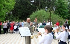 Детский духовой оркестр выступил в городском парке Детский духовой оркестр выступил в городском парке