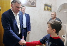 Глава госадминистрации вручил онкобольным детям президентские подарки