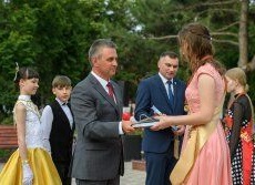 Глава государства вручил заслуженные награды лучшим выпускникам