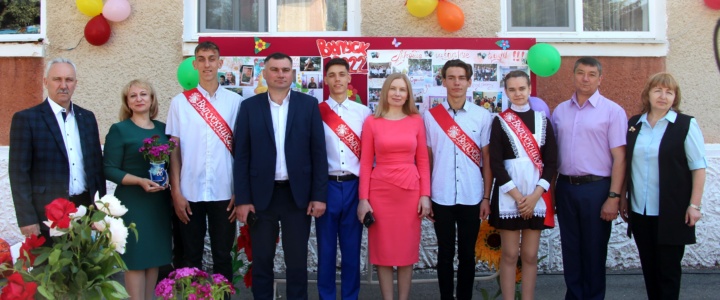 Виктор Тягай поздравил учеников попенкских школ