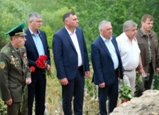 Глава госадминистрации возложил цветы к памятному месту в селе Выхватинцы