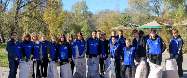 Волонтёры убрали мусор с городской набережной