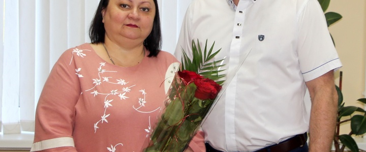 Глава города поздравил с юбилеем директора Центра соцстраха Людмилу Новицкую
