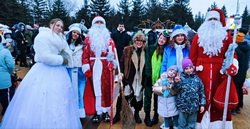 Рыбница готовится к Новому году: на площади Победы зажглась главная ёлка Рыбница готовится к Новому году: на площади Победы зажглась главная ёлка