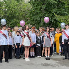 Глава госадминистрации принял участие в последнем звонке в школе №9